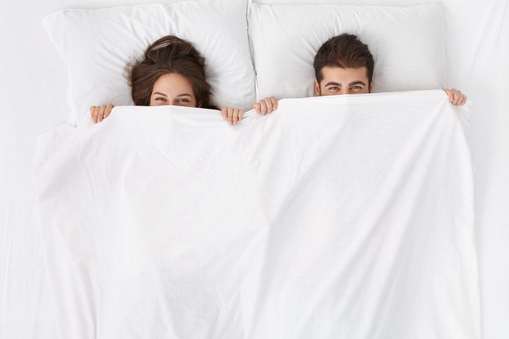 Couple sous les draps