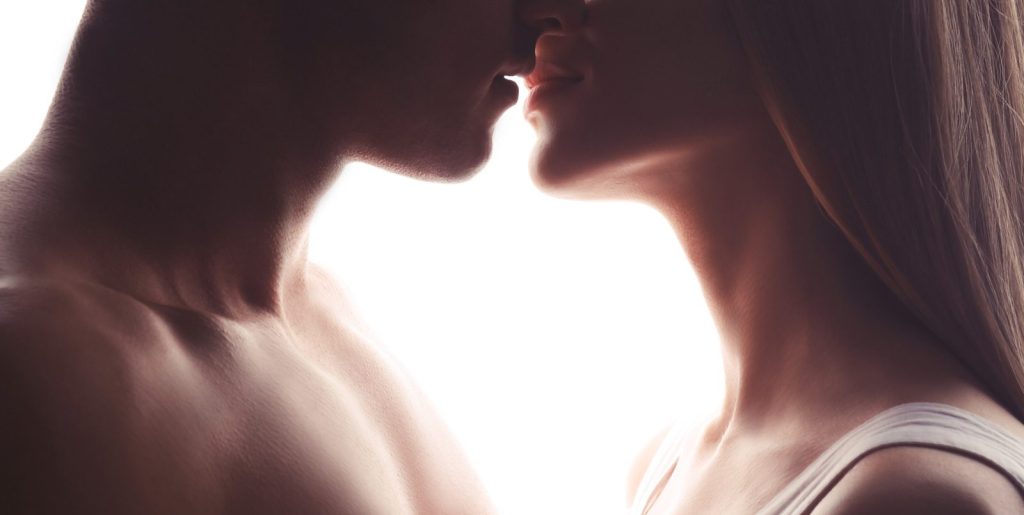 Couple qui s'embrasse